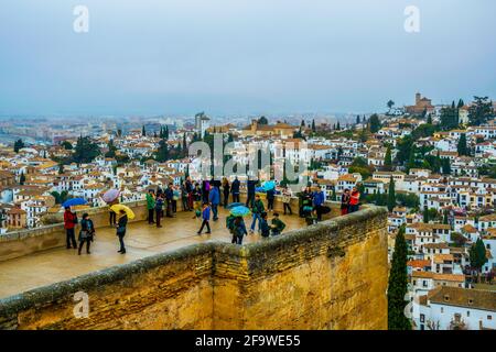 GRENADE, ESPAGNE, 3 JANVIER 2016 : les gens profitent de la vue sur Grenade depuis le palais de l'Alhambra en espagne. Banque D'Images