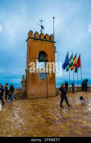 GRENADE, ESPAGNE, 3 JANVIER 2016 : les gens profitent de la vue sur Grenade depuis le palais de l'Alhambra en espagne. Banque D'Images