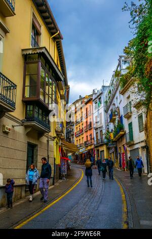 GRENADE, ESPAGNE, 3 JANVIER 2016 : vue sur les boutiques de souvenirs qui s'étendent le long du chemin vers le palais de l'alhambra en espagne. Banque D'Images