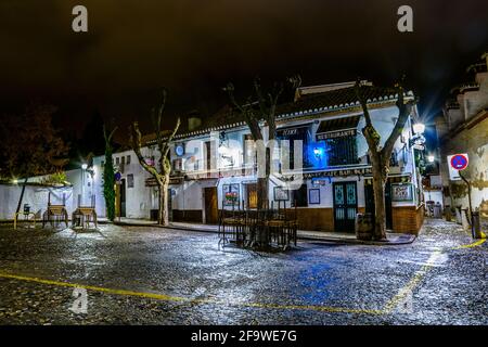 GRENADE, ESPAGNE, 3 JANVIER 2016 : vue nocturne d'un bar fermé près d'un point d'observation pour le palais de l'alhambra à grenade. Banque D'Images