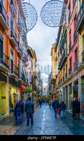 GRENADE, ESPAGNE, 3 JANVIER 2016 : vue sur les boutiques de souvenirs qui s'étendent le long du chemin vers le palais de l'alhambra en espagne. Banque D'Images