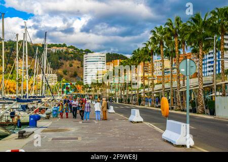 MALAGA, ESPAGNE, 4 JANVIER 2016: Les gens marchent sur une promenade entourée d'une marina dans le port de malaga en espagne. Banque D'Images