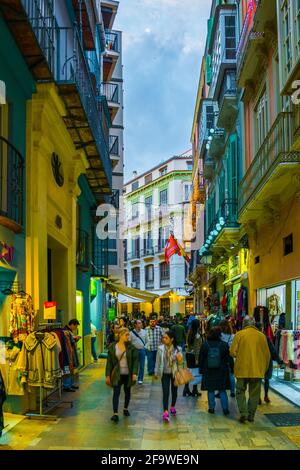 MALAGA, ESPAGNE, le 4 JANVIER 2016 : une foule de touristes se balader dans le centre historique de malaga après le coucher du soleil Banque D'Images