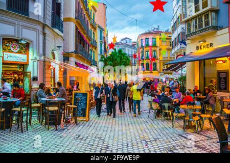 MALAGA, ESPAGNE, le 4 JANVIER 2016 : une foule de touristes se balader dans le centre historique de malaga après le coucher du soleil Banque D'Images