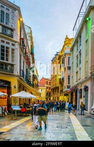 MALAGA, ESPAGNE, le 4 JANVIER 2016 : une foule de touristes se balader dans le centre historique de malaga après le coucher du soleil Banque D'Images