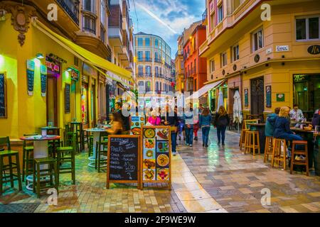 MALAGA, ESPAGNE, le 4 JANVIER 2016 : une foule de touristes se balader dans le centre historique de malaga après le coucher du soleil Banque D'Images