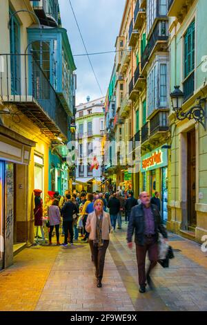 MALAGA, ESPAGNE, le 4 JANVIER 2016 : une foule de touristes se balader dans le centre historique de malaga après le coucher du soleil Banque D'Images