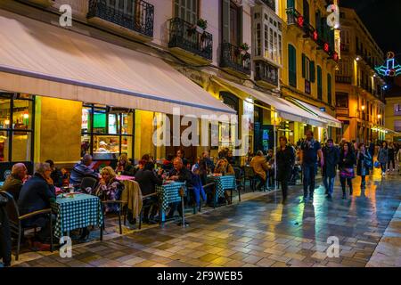 MALAGA, ESPAGNE, le 4 JANVIER 2016 : une foule de touristes se balader dans le centre historique de malaga après le coucher du soleil Banque D'Images