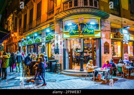 MALAGA, ESPAGNE, le 4 JANVIER 2016 : une foule de touristes se balader dans le centre historique de malaga après le coucher du soleil Banque D'Images