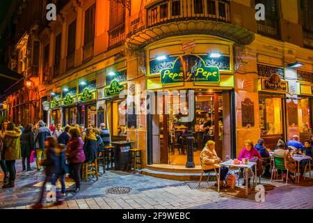 MALAGA, ESPAGNE, le 4 JANVIER 2016 : une foule de touristes se balader dans le centre historique de malaga après le coucher du soleil Banque D'Images