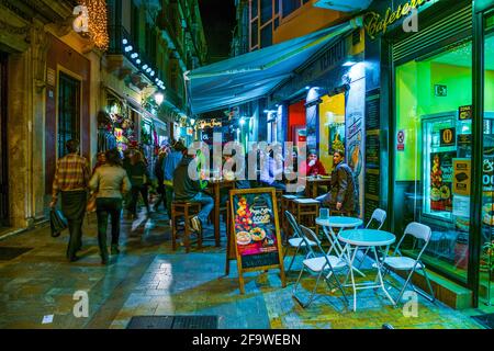 MALAGA, ESPAGNE, le 4 JANVIER 2016 : une foule de touristes se balader dans le centre historique de malaga après le coucher du soleil Banque D'Images