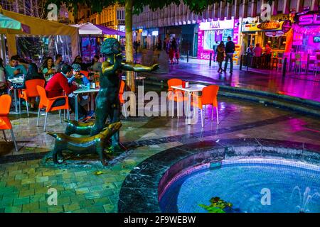 MALAGA, ESPAGNE, le 4 JANVIER 2016 : une foule de touristes se balader dans le centre historique de malaga après le coucher du soleil Banque D'Images