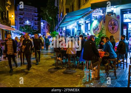 MALAGA, ESPAGNE, le 4 JANVIER 2016 : une foule de touristes se balader dans le centre historique de malaga après le coucher du soleil Banque D'Images