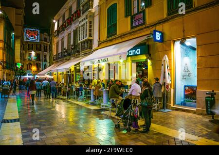 MALAGA, ESPAGNE, le 4 JANVIER 2016 : une foule de touristes se balader dans le centre historique de malaga après le coucher du soleil Banque D'Images