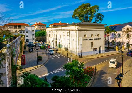 GIBRALTAR, GIBRALTAR, 5 JANVIER 2016 : vue d'une partie de la fortification à gibraltar avec un petit parc en face Banque D'Images