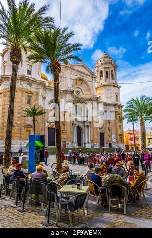 CADIX, ESPAGNE, 6 JANVIER 2016: Les gens se détendent dans un café sur la populaire plaza de la catedral à cadix Banque D'Images