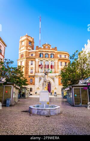 CADIX, ESPAGNE, 6 JANVIER 2016: Vue du bureau de poste principal de la ville espagnole cadix qui domine la place Plaza topete Banque D'Images