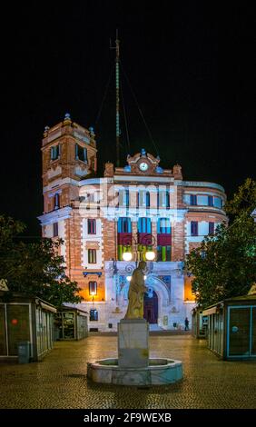 CADIX, ESPAGNE, 6 JANVIER 2016: Vue de nuit du bureau de poste principal de la ville espagnole cadix qui domine la place Plaza topete Banque D'Images