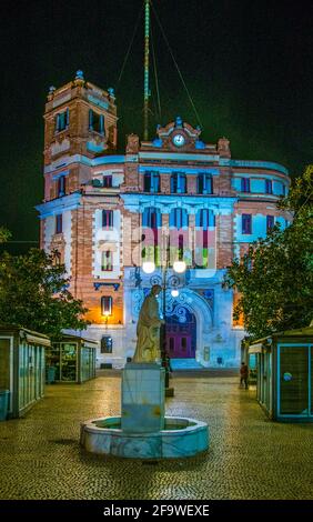 CADIX, ESPAGNE, 6 JANVIER 2016: Vue de nuit du bureau de poste principal de la ville espagnole cadix qui domine la place Plaza topete Banque D'Images