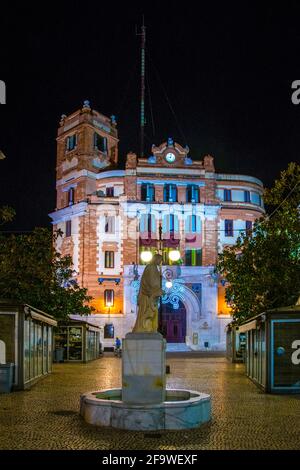 CADIX, ESPAGNE, 6 JANVIER 2016: Vue de nuit du bureau de poste principal de la ville espagnole cadix qui domine la place Plaza topete Banque D'Images