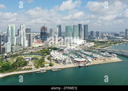 Miami, Floride - 17 avril 2021 - vue aérienne du marché Bayside et de la ville sous le paysage nuageux d'avril. Banque D'Images