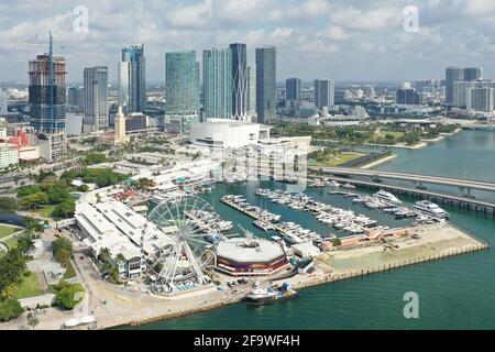 Miami, Floride - 17 avril 2021 - vue aérienne du marché Bayside et de la ville sous le paysage nuageux d'avril. Banque D'Images