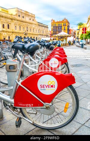 SÉVILLE, ESPAGNE, 7 JANVIER 2016: Vue d'un stand de vélo de ville dans la ville espagnole séville. Le vélo est un moyen populaire de découvrir cette ville andalouse. Banque D'Images