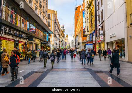 MADRID, ESPAGNE, 9 JANVIER 2016: Les gens marchent dans une rue étroite menant à la place puerta del sol dans la capitale espagnole madrid Banque D'Images