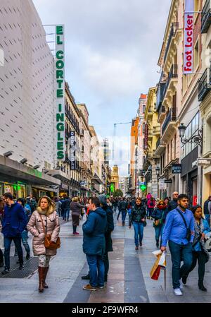 MADRID, ESPAGNE, 9 JANVIER 2016: Les gens marchent dans une rue étroite menant à la place puerta del sol dans la capitale espagnole madrid Banque D'Images