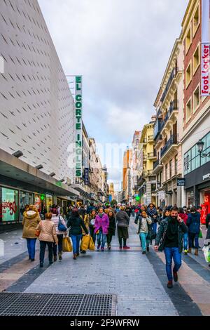 MADRID, ESPAGNE, 9 JANVIER 2016: Les gens marchent dans une rue étroite menant à la place puerta del sol dans la capitale espagnole madrid Banque D'Images