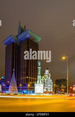 MADRID, ESPAGNE, 9 JANVIER 2016 : vue nocturne de la plaza de deux-points illuminée de madrid Banque D'Images