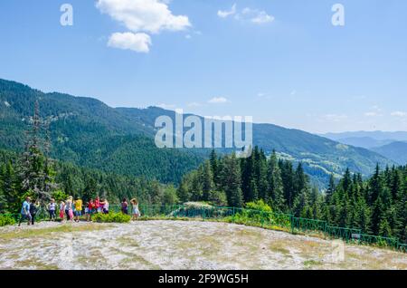 ROZHEN, BULGARIE, 18 JUILLET 2015 groupe de touristes est en train d'admirer les merveilleux ponts de la formation rocheuse située dans les montagnes rhodopes en bulgarie. Banque D'Images