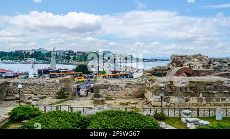 NESSEBAR, BULGARIE, 14 JUILLET 2015 : vue sur l'ancienne porte principale de la ville de nessebar en Bulgarie, qui fait partie du patrimoine mondial de l'unesco et populaire t Banque D'Images