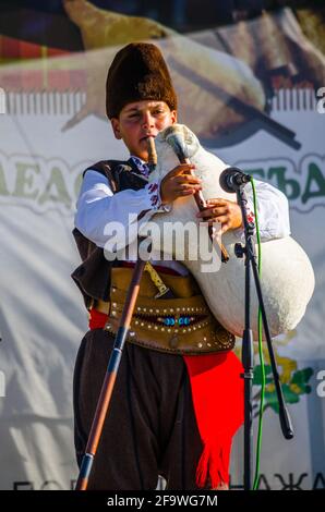 ROZHEN, BULGARIE, 18 JUILLET 2015 : un jeune joueur de cornemuse joue son instrument sur une scène du célèbre festival folklorique de rozhen en bulgarie. Banque D'Images