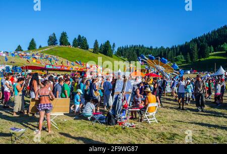 ROZHEN, BULGARIE, 18 JUILLET 2015 : Festival du folklore de Rozhen en Bulgarie. Les visiteurs peuvent voir des spectacles axés sur les danses et la musique traditionnelles, y compris Banque D'Images