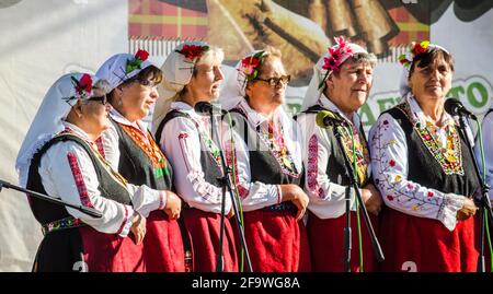 ROZHEN, BULGARIE, 18 JUILLET 2015: Groupe de femmes bulgares âgées chante des chansons traditionnelles sur une scène du célèbre festival de folklore de rozhen à bulgar Banque D'Images