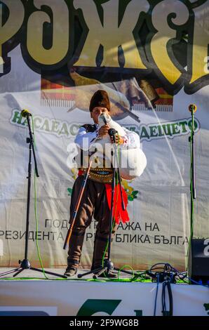 ROZHEN, BULGARIE, 18 JUILLET 2015 : un jeune joueur de cornemuse joue son instrument sur une scène du célèbre festival folklorique de rozhen en bulgarie. Banque D'Images