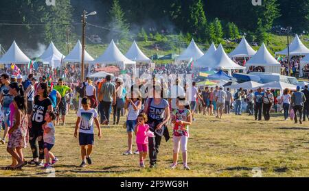 ROZHEN, BULGARIE, 18 JUILLET 2015 : Festival du folklore de Rozhen en Bulgarie. Les visiteurs peuvent voir des spectacles axés sur les danses et la musique traditionnelles, y compris Banque D'Images