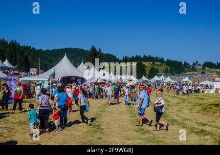 ROZHEN, BULGARIE, 18 JUILLET 2015 : Festival du folklore de Rozhen en Bulgarie. Les visiteurs peuvent voir des spectacles axés sur les danses et la musique traditionnelles, y compris Banque D'Images