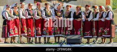 ROZHEN, BULGARIE, 18 JUILLET 2015: Groupe de femmes bulgares âgées chante des chansons traditionnelles sur une scène du célèbre festival de folklore de rozhen à bulgar Banque D'Images