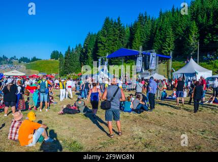 ROZHEN, BULGARIE, 18 JUILLET 2015 : Festival du folklore de Rozhen en Bulgarie. Les visiteurs peuvent voir des spectacles axés sur les danses et la musique traditionnelles, y compris Banque D'Images