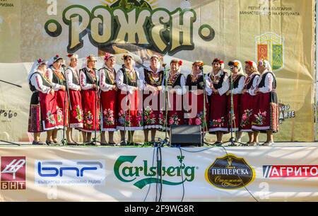 ROZHEN, BULGARIE, 18 JUILLET 2015: Groupe de femmes bulgares âgées chante des chansons traditionnelles sur une scène du célèbre festival de folklore de rozhen à bulgar Banque D'Images