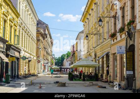 TIMISOARA, ROUMANIE, 4 JUILLET 2015: Les gens se baladent dans les rues étroites de la vieille ville de Timisoara en roumanie, qui est bien préservée ville cl Banque D'Images