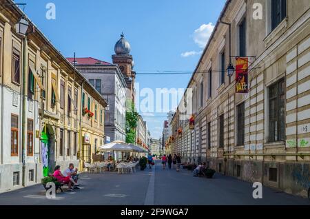 TIMISOARA, ROUMANIE, 4 JUILLET 2015: Les gens se baladent dans les rues étroites de la vieille ville de Timisoara en roumanie, qui est bien préservée ville cl Banque D'Images