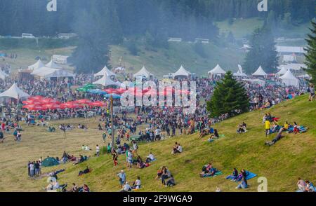 ROZHEN, BULGARIE, 18 JUILLET 2015 : des essaims de personnes se rassemblent lors du festival de folklore de Rozhen en Bulgarie, dans les montagnes de rhodope. Banque D'Images