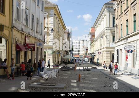 TIMISOARA, ROUMANIE, 4 JUILLET 2015: Les gens se baladent dans les rues étroites de la vieille ville de Timisoara en roumanie, qui est bien préservée ville cl Banque D'Images