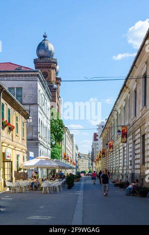 TIMISOARA, ROUMANIE, 4 JUILLET 2015: Les gens se baladent dans les rues étroites de la vieille ville de Timisoara en roumanie, qui est bien préservée ville cl Banque D'Images