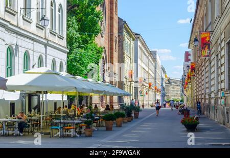 TIMISOARA, ROUMANIE, 4 JUILLET 2015: Les gens se baladent dans les rues étroites de la vieille ville de Timisoara en roumanie, qui est bien préservée ville cl Banque D'Images