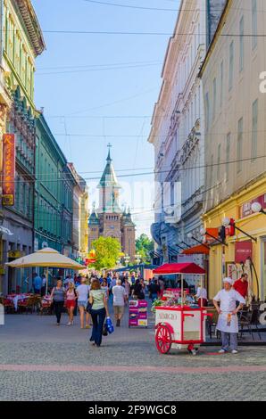 TIMISOARA, ROUMANIE, 4 JUILLET 2015: Les gens se baladent dans les rues étroites de la vieille ville de Timisoara en roumanie, qui est bien préservée ville cl Banque D'Images