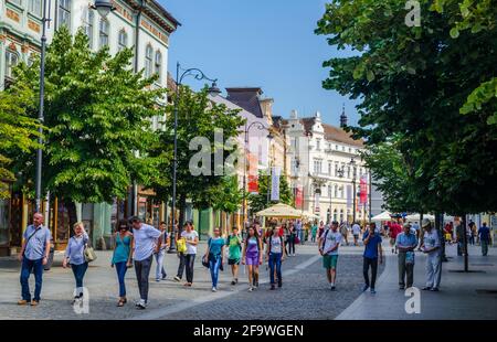 SIBIU, ROUMANIE, 6 JUILLET 2015 : les gens se promènent le long du boulevard nicolae balcescu ou profitent d'une journée ensoleillée sur la Grande place, la plus grande place de la Banque D'Images